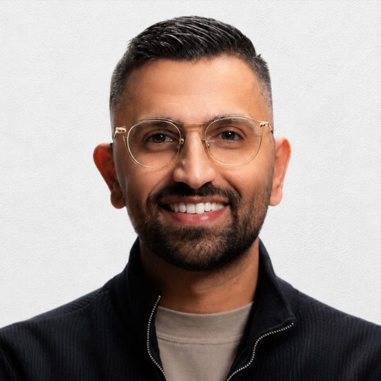 الإعلامي علي نجم